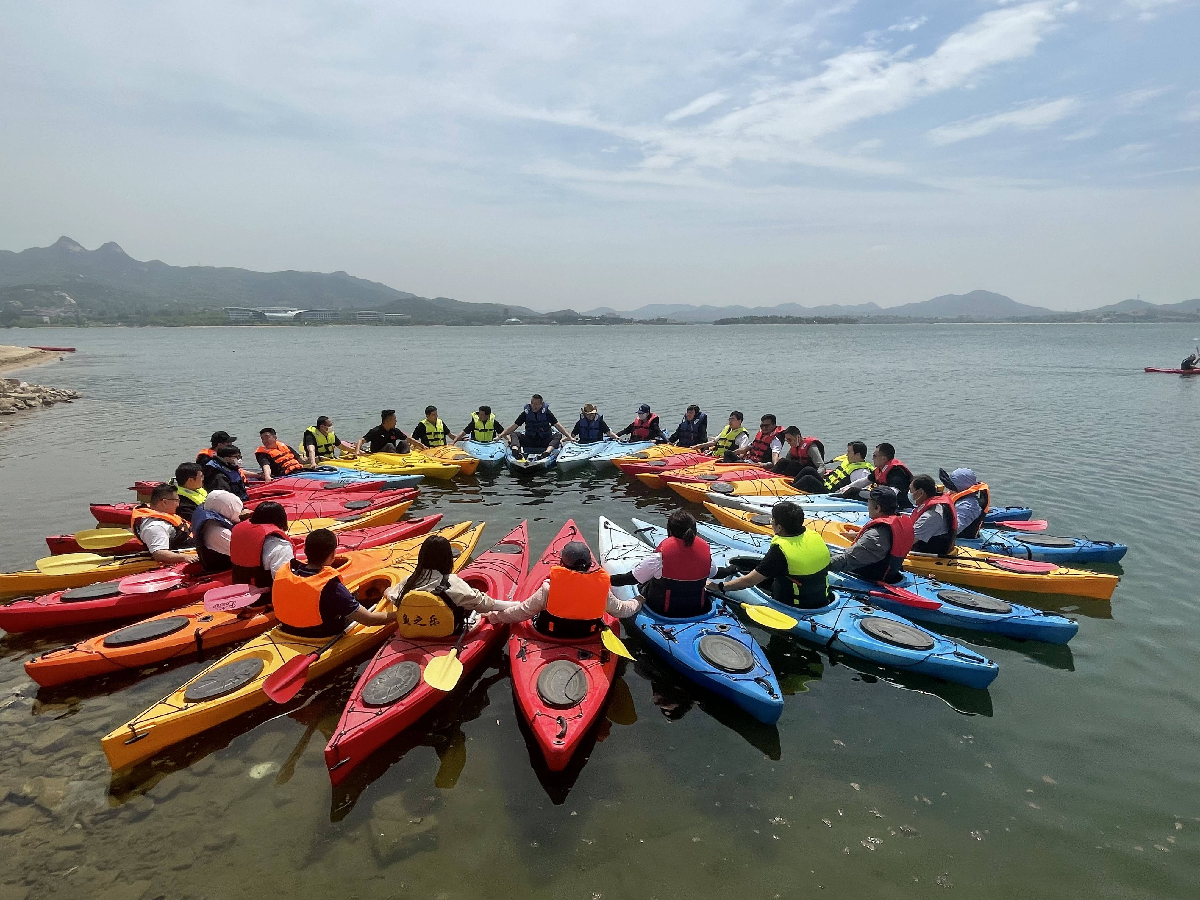 包含特色水池皮划艇趣味赛，水上运动新体验的词条