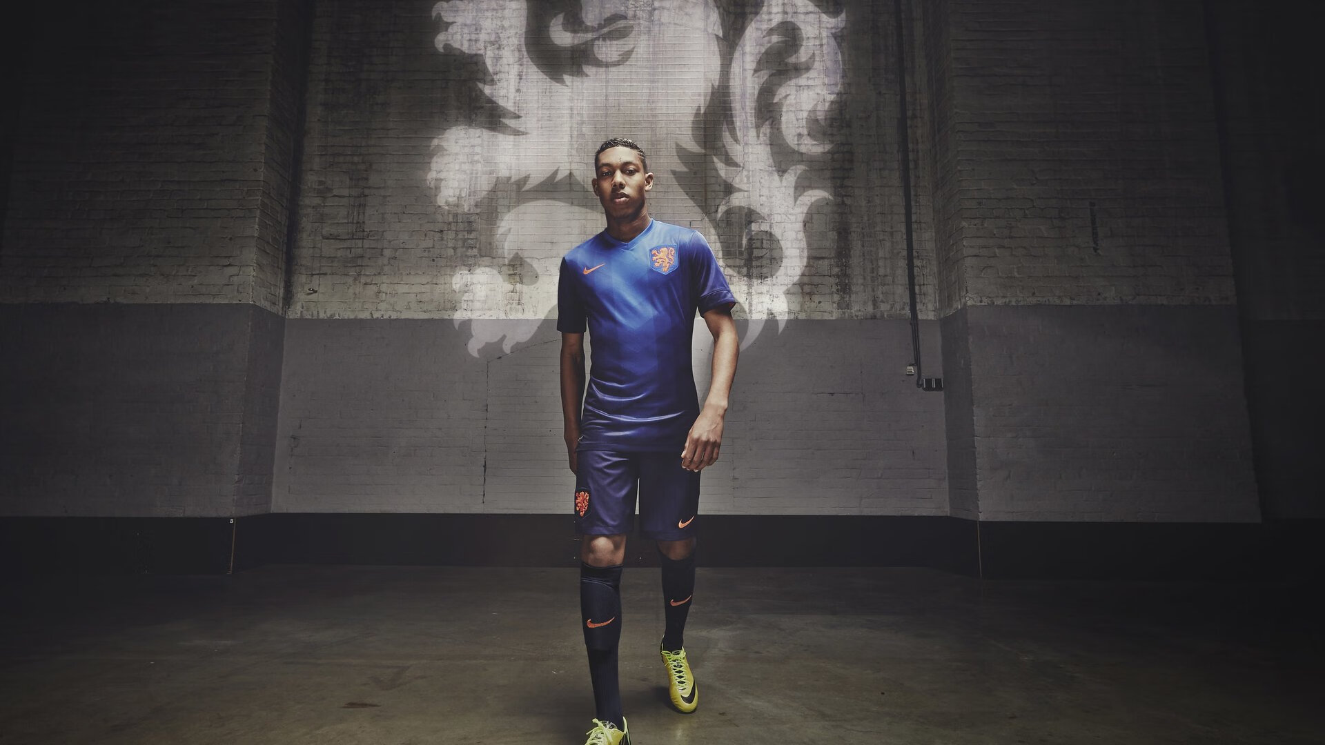 “足球场馆新技术应用,提升比赛安全性”,足球场地建设创新做法