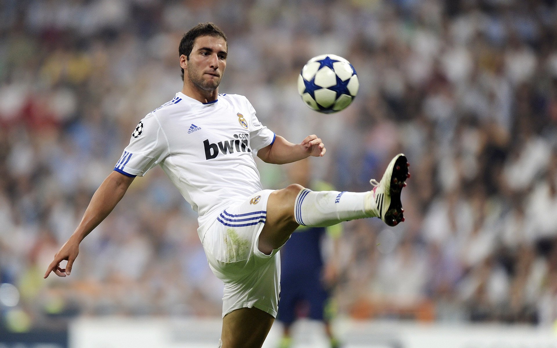 激动人心的足球比赛中球队控球优势明显,足球的控球技能训练