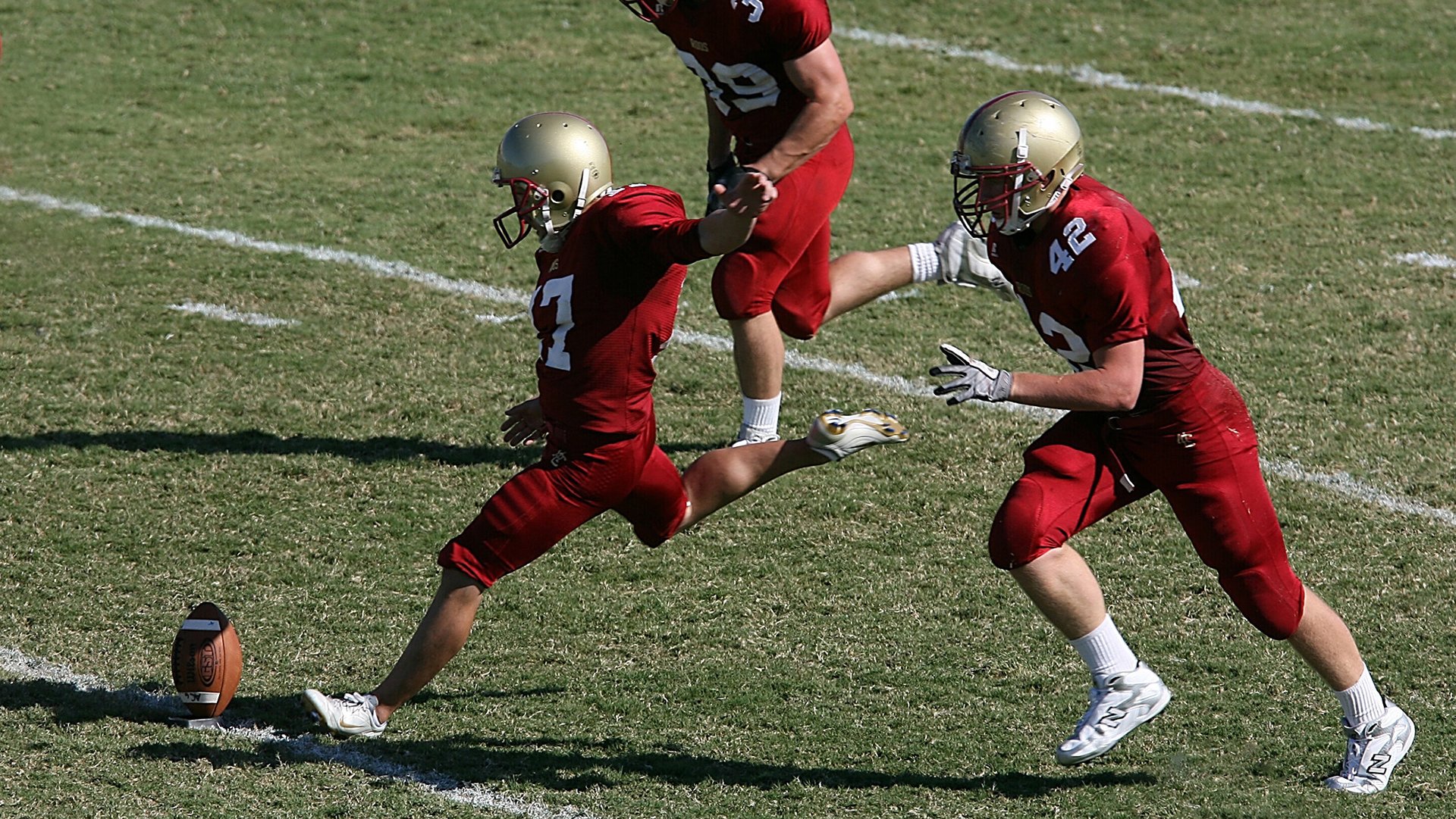 乔·波尔曼在比赛中展现强大的组织能力和球场领导力，乔什·波恩